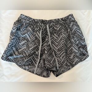 The North Face Black and‎ Gray Geometric Athletic Shorts Size Medium